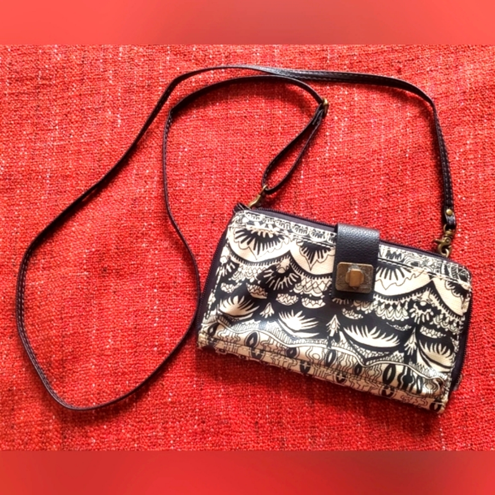 New SAKROOTS Crossbody Convertible to Wristlet or Wallet
